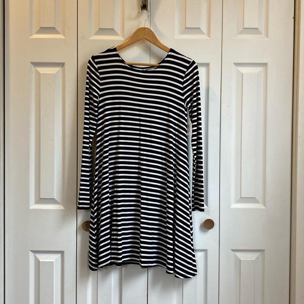 Old Navy
S 
Black and white stripe